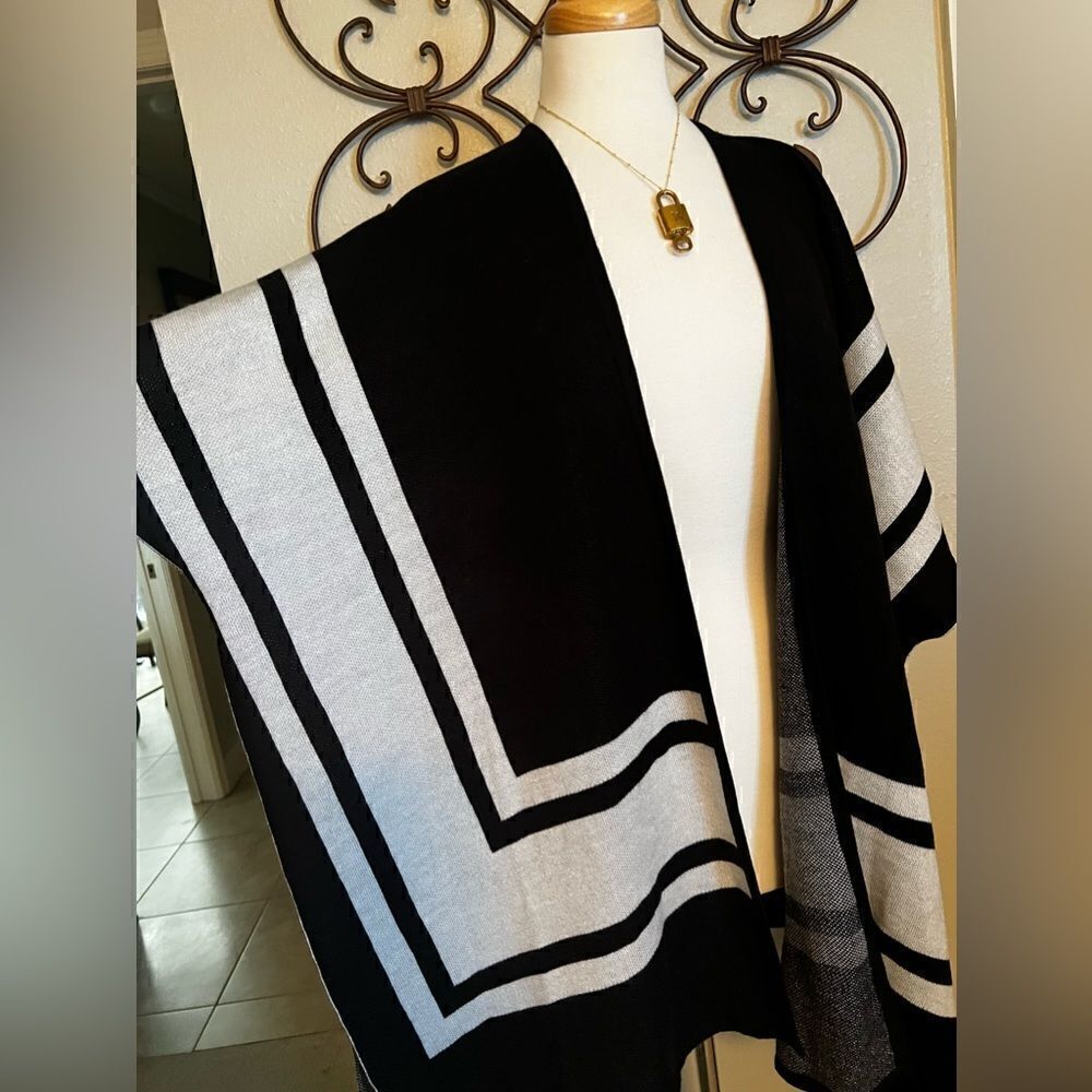NWT Loft Black & White Cape Sweater size XS/S - Picture 4 of 8